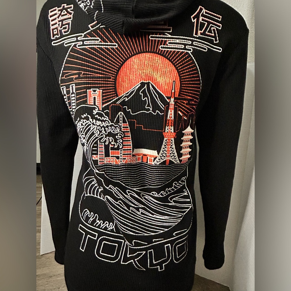 Women’s lightweight hoodie